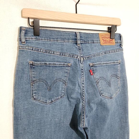 Levi's Classic Crop Jeans, Mid-rise, Light Wash, size 28 "Hawaii Sun" - Picture 4 of 10